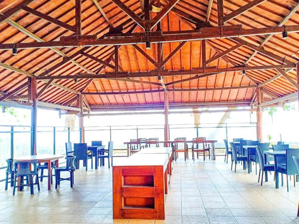 Oyo 1508 Mascot Beach Hotel Mangsit Zewnętrze zdjęcie